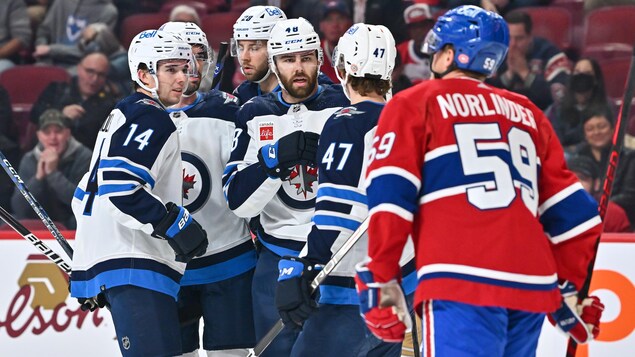 Des joueurs de hockey.