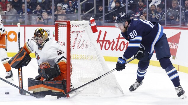 Les Jets surgissent de l’arrière pour surprendre les Ducks