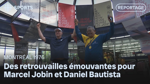 Deux hommes avec les bras dans les airs.