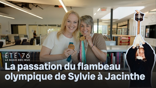 Jacinthe Taillon et Sylvie Bernier posent avec leurs médailles olympiques.