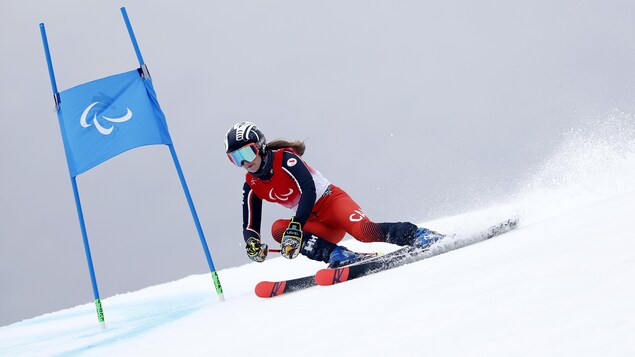 Elle contourne une porte pendant sa descente.
