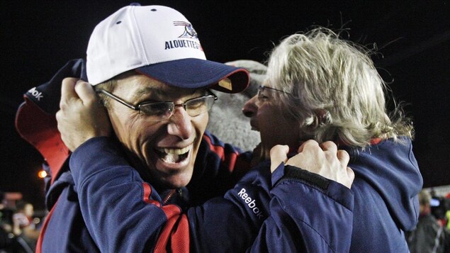 Marc Trestman et Jim Popp célèbrent la victoire des Alouettes à la finale de la Coupe Grey en 2009. Marc Trestman et Jim Popp célèbrent la victoire des Alouettes à la finale de la Coupe Grey en 2009.