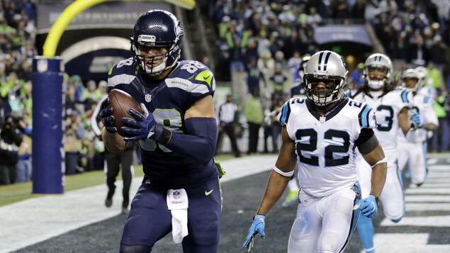 Jimmy Graham marque un touché contre les Panthers. Jimmy Graham marque un touché contre les Panthers.