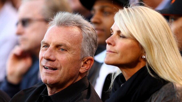 Ils regardent une partie de football.