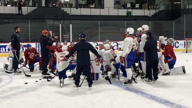 Joël Bouchard (à gauche) donne ses explications aux recrues du Canadien. Joël Bouchard (à gauche) donne ses explications aux recrues du Canadien.