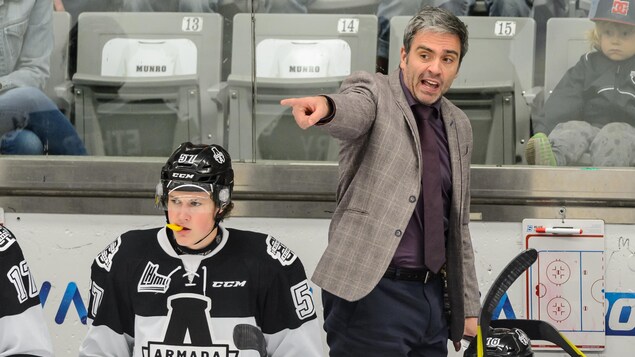 Joël Bouchard derrière le banc de l'Armada, le 7 octobre 2016 Joël Bouchard derrière le banc de l'Armada, le 7 octobre 2016