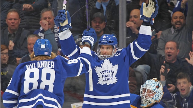 Tavares et Nylander atteignent la dizaine face aux Sabres