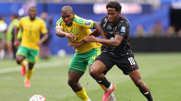 Deux joueurs se disputent le ballon. 