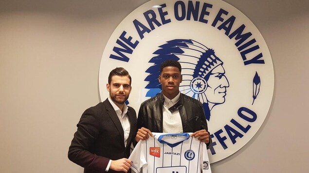 Jonathan David tient l'uniforme de son club de Gent, en première division belge. Jonathan David tient l'uniforme de son club de Gent, en première division belge.