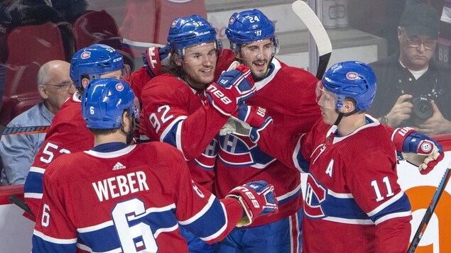 Les joueurs du Canadien célèbrent un but contre les Jets.