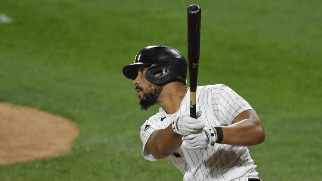 Le joueur de premier but regarde sa frappe pendant un match des White Sox contre les Cubs de Chicago.