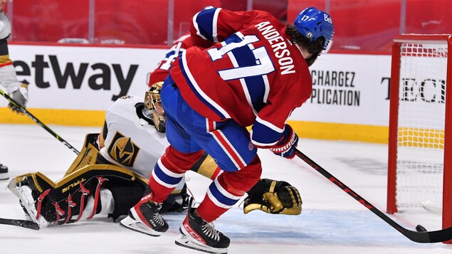 L'attaquant du Canadien pousse la rondelle dans le filet ouvert à gauche de Marc-André Fleury, qui s'apprêtait à recevoir un tir de l'autre côté.