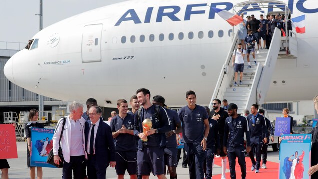 Les joueurs de l'Équipe de France font leur arrivée à Paris. Les joueurs de l'Équipe de France font leur arrivée à Paris.