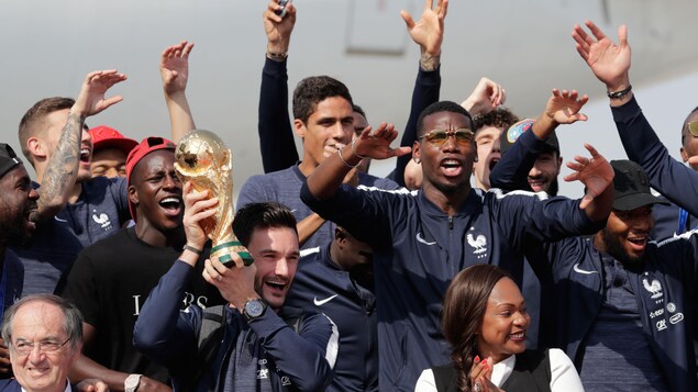 Les joueurs de l'Équipe de France font leur arrivée à Paris. Les joueurs de l'Équipe de France font leur arrivée à Paris.