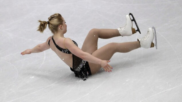 La patineuse artistique Julianne Séguin chute lors du programme court. La patineuse artistique Julianne Séguin chute lors du programme court.