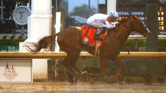 Justify franchi la ligne d'arrivée du 144e Derby du Kentucky.