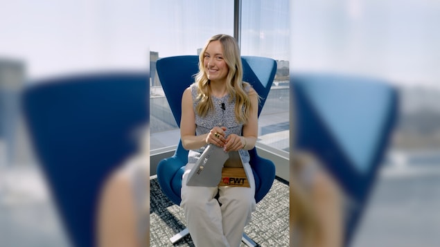 Justine Dufour-Lapointe avec son trophée dans un fauteuil. 