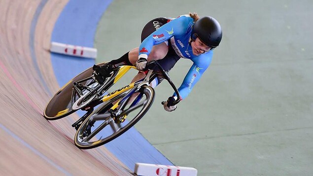 O'Brien est sur son vélo pendant sa course.