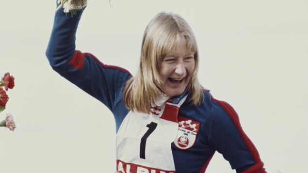 Kathy Kreiner soulevée sur les épaules de ses adversaires. Kathy Kreiner soulevée sur les épaules de ses adversaires.