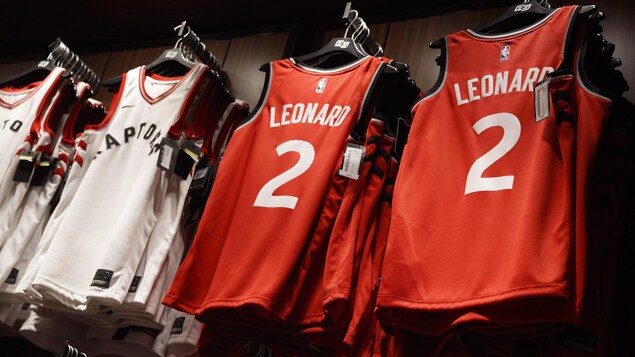 Des uniformes des Raptors de Toronto au nom et au numéro de Kawhi Leonard Des uniformes des Raptors de Toronto au nom et au numéro de Kawhi Leonard