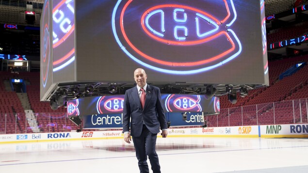 Sur la glace du Centre Bell, il marche sur la patinoire alors que le logo du Canadien apparaît derrière lui sur l'écran géant.