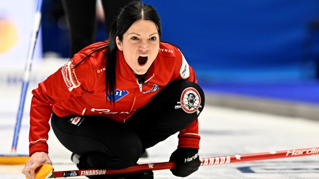 Une joueuse de curling.