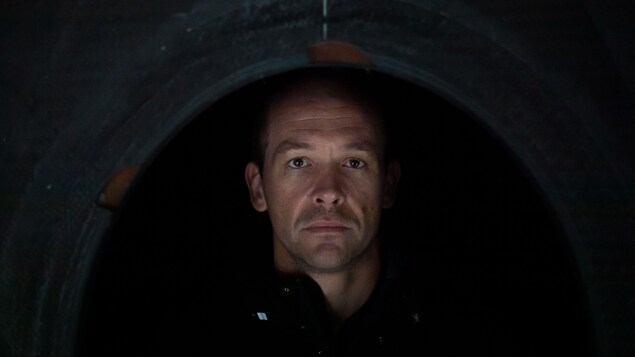 Un homme en noir dans son bateau
