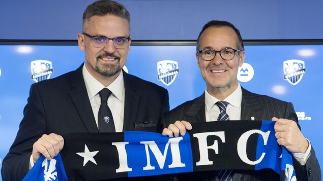 Ils tiennent un foulard aux couleurs de l'équipe.