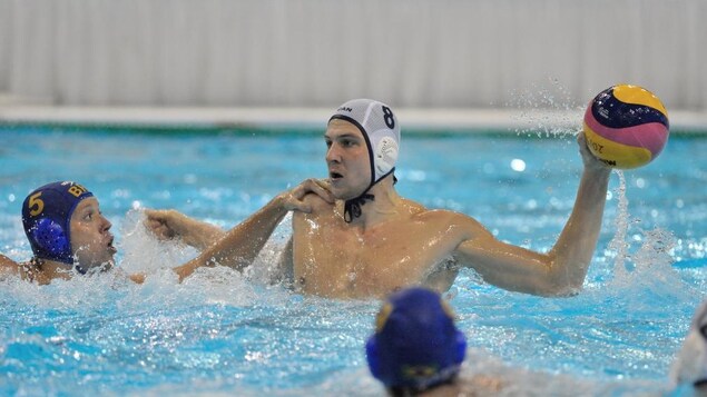 Un joueur de waterpolo s'apprête à lancer au but. Un joueur de waterpolo s'apprête à lancer au but.