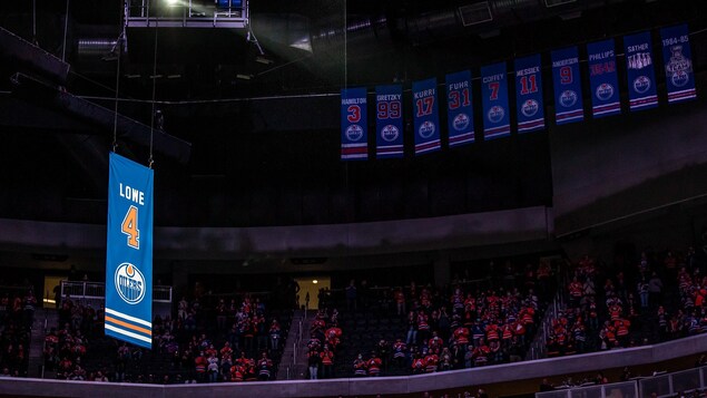 Le numéro 4 de Kevin Lowe immortalisé par les Oilers