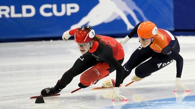 Deux patineuses de vitesse dans un virage