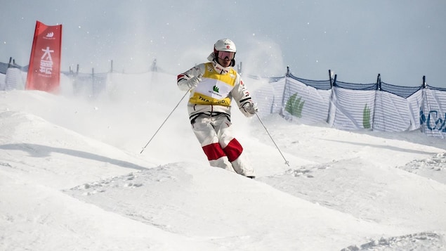 Mikael Kingsbury attaque le parcours de Thaiwoo, en finale du parallèle.