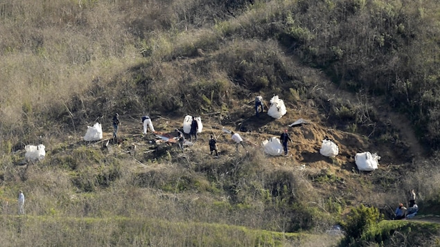 Ils inspectent le site de l'accident avec du matériel spécialisé.