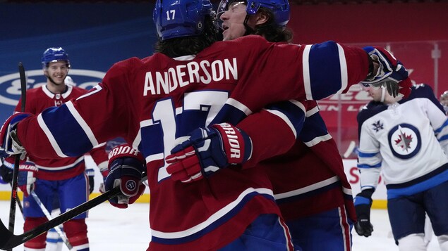 Anderson et Toffoli s'enlaçant après un but.