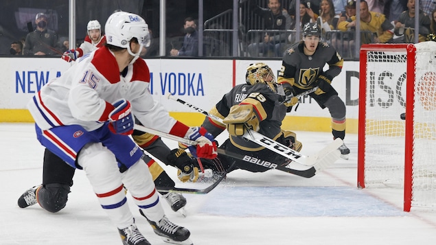 Le gardien des Knights plonge, de dos, dans un ultime effort de désespoir pour stopper le tir de Jesperi Kotkaniemi, mais la rondelle entre dans le filet pour le premier but du match.
