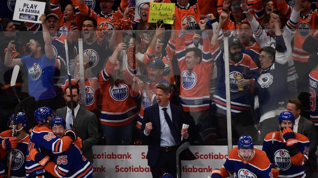 Les joueurs se félicitent sur le banc et l'entraîneur montre sa joie à la suite d'une victoire des Oilers. 2 juin 2024. 