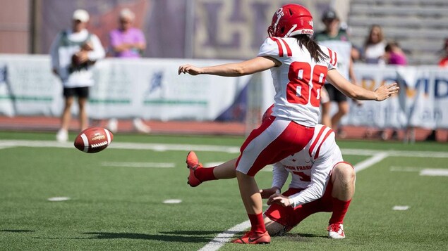 Kristie Elliott, première footballeuse canadienne à jouer un match universitaire