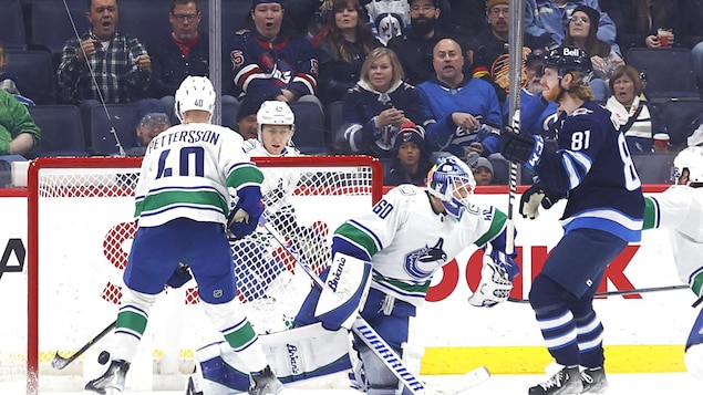 Les Jets vainquent les Canucks grâce à un tour du chapeau de Kyle Connor