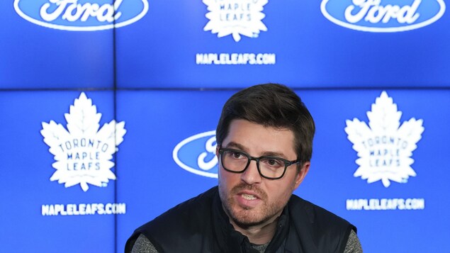 Kyle Dubas lors d'une conférence de presse des Maple Leafs.
