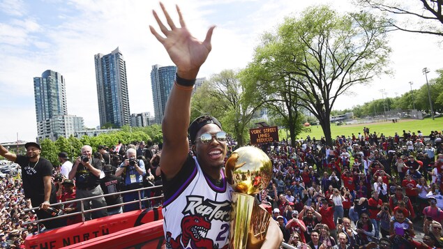 Kyle Lowry au milieu d'une foule dense