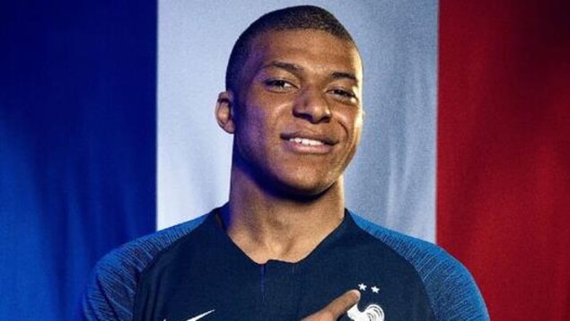 Kylian Mbappé avec le nouveau maillot d'équipe de France Kylian Mbappé avec le nouveau maillot d'équipe de France