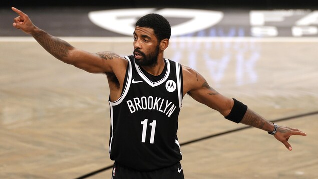 Gros plan d'un joueur de basketball en action