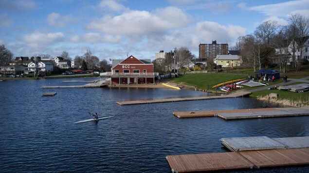 Vue d'un lac avec des quais et un kayak sur l'eau.