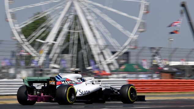 Lance Stroll roule sur le circuit de Silverstone. Lance Stroll roule sur le circuit de Silverstone.