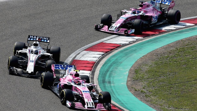Lors du Grand Prix de Chine, Esteban Ocon négocie un virage devant devant Lance Stroll avec Sergio Perez en embuscade. Lors du Grand Prix de Chine, Esteban Ocon négocie un virage devant devant Lance Stroll avec Sergio Perez en embuscade.