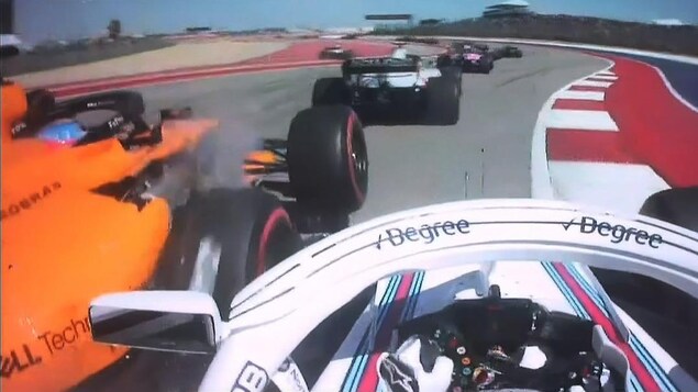 Lance Stroll heurte la McLaren de Fernando Alonso à Austin. Lance Stroll heurte la McLaren de Fernando Alonso à Austin.