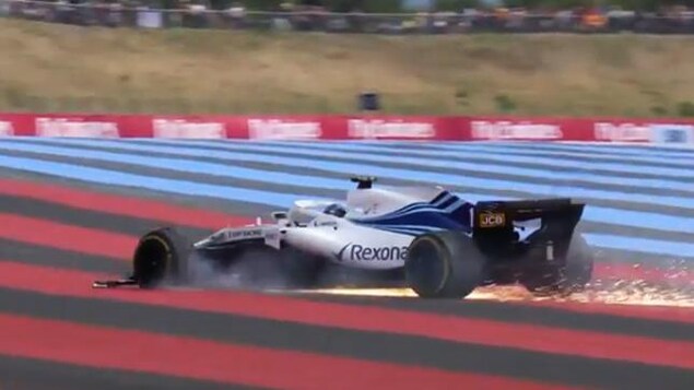 Lance Stroll sort en piste après une crevaison à haute vitesse lors du Grand Prix de France. Lance Stroll sort en piste après une crevaison à haute vitesse lors du Grand Prix de France.