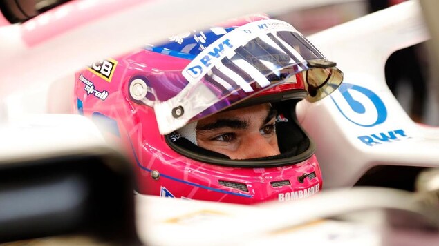 Lance Stroll casqué dans son auto, visière relevée