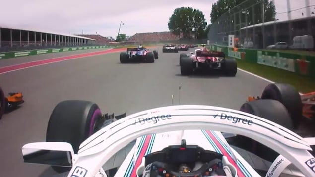Lance Stroll passe entre les deux McLaren au départ du Grand Prix du Canada. Lance Stroll passe entre les deux McLaren au départ du Grand Prix du Canada.