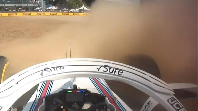 Lance Stroll glisse hors piste à Silverstone. Lance Stroll glisse hors piste à Silverstone.